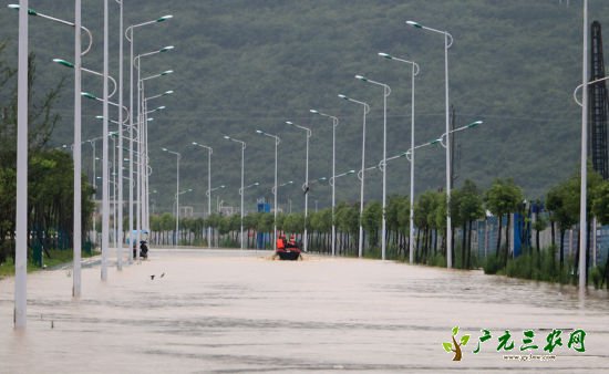 马路已被洪水淹没。 